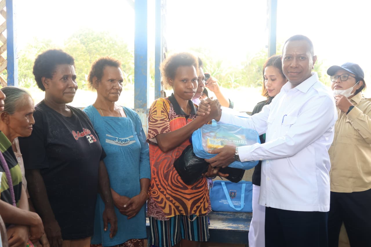 Gubernur Apolo Kunjungi Asiki, Berdialog dengan Warga Kampung Bemo Kalikao