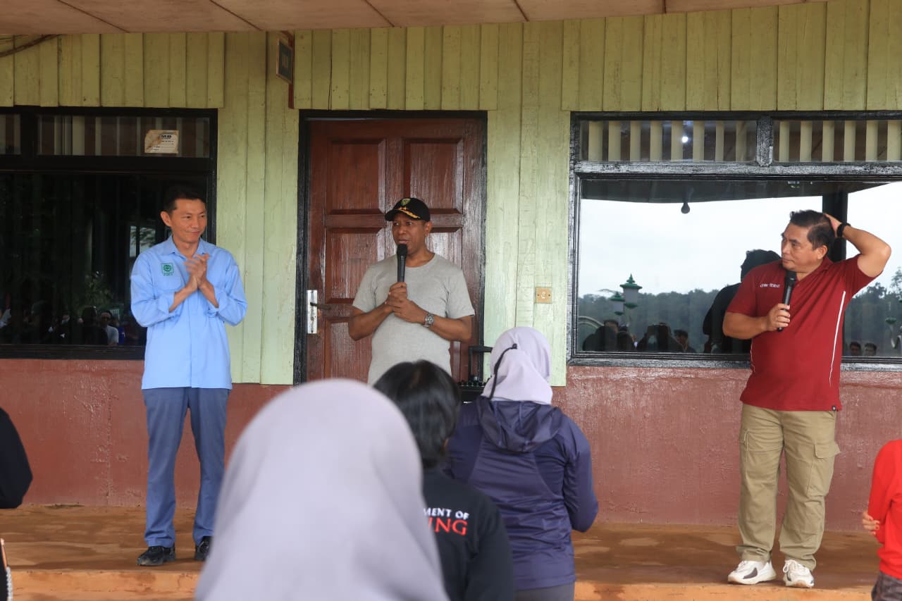 Gubernur Apolo Safanpo Senam Pagi Bersama Karyawan TSE Group di Asiki