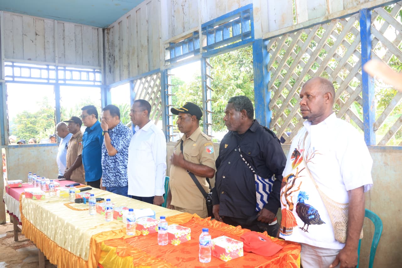 Gubernur Apolo Safanpo Dengar Aspirasi Warga Kali Kao, Tindak Lanjuti Permintaan Perumahan dan Kesehatan