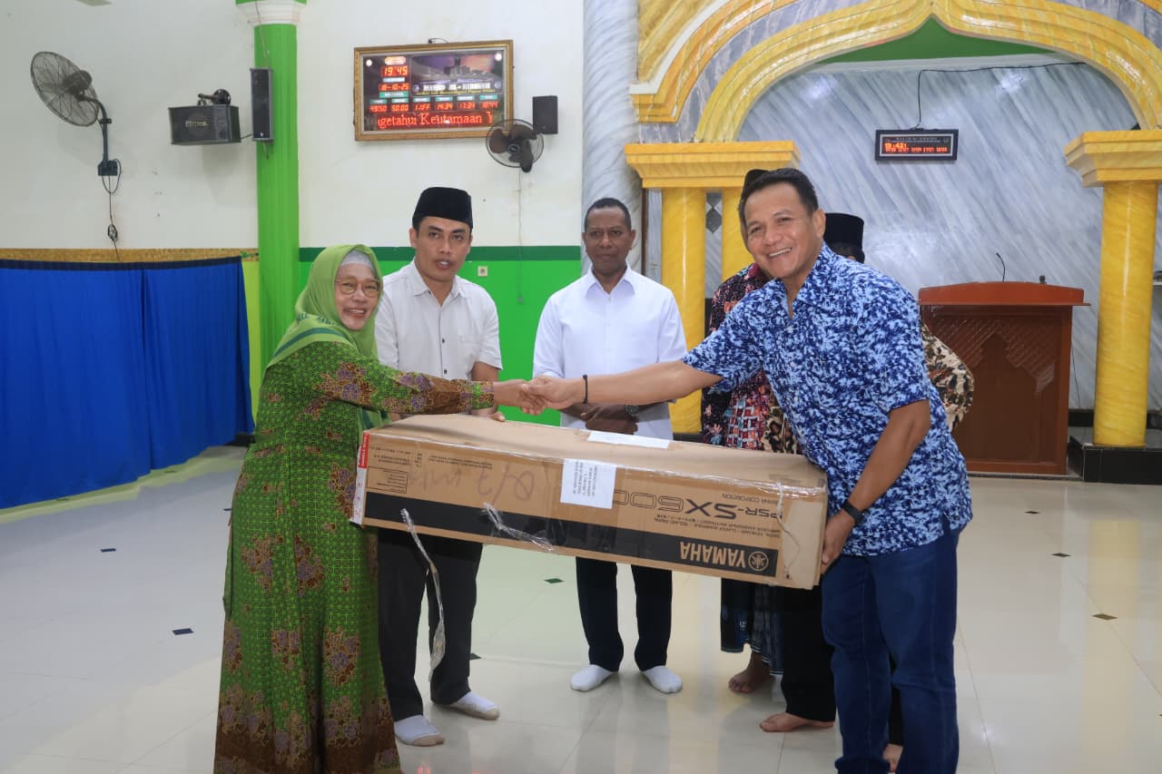 Gubernur Apolo Safanpo Serahkan Bantuan Keyboard untuk Muslimat NU Asiki
