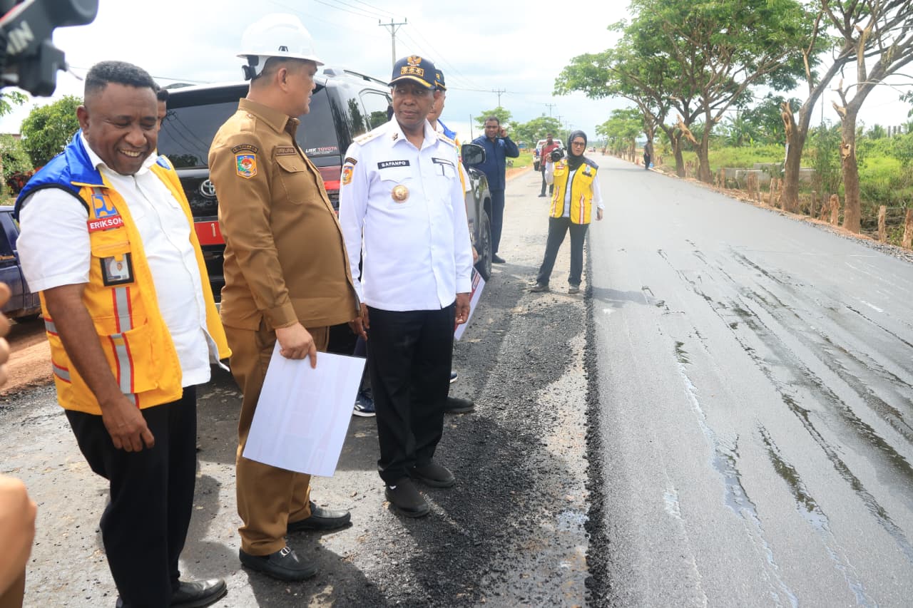 Gubernur Apolo Safanpo Tinjau Pembangunan Ruas Jalan Provinsi