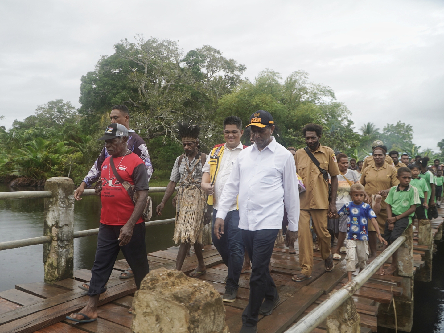 Gubernur Apolo Safanpo Tinjau Jembatan Rubuh di Tomerau