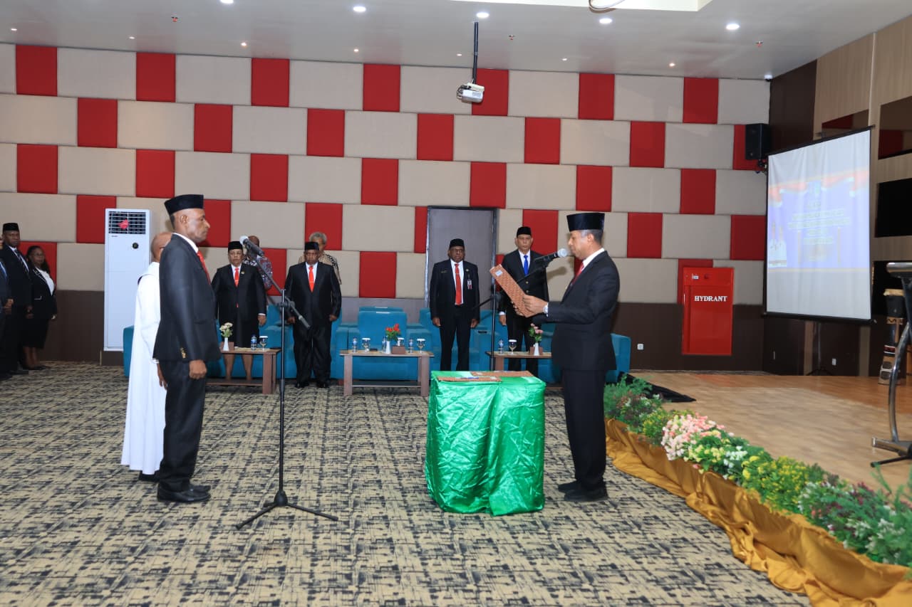 Gubernur Apolo Safanpo Lantik Wakil Ketua II MRP Papua Selatan