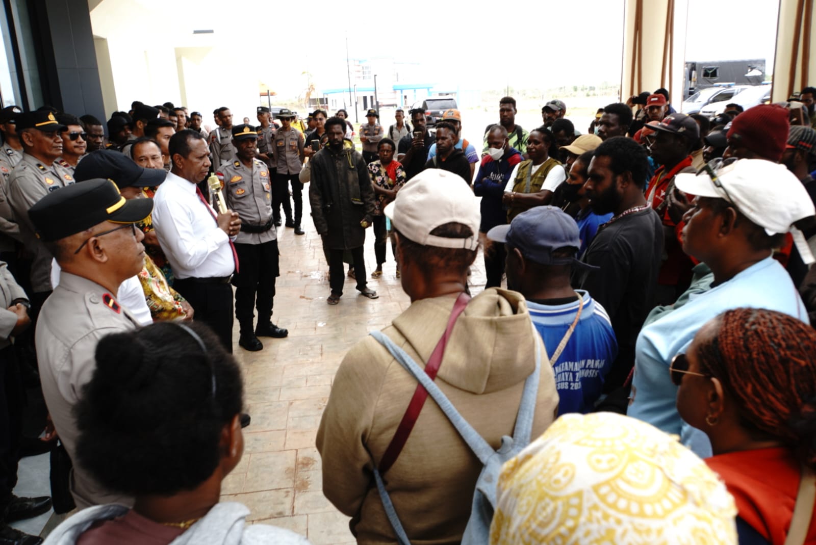 Terima Massa Demo Pencaker, Ini Jawaban Gubernur Apolo Safanpo