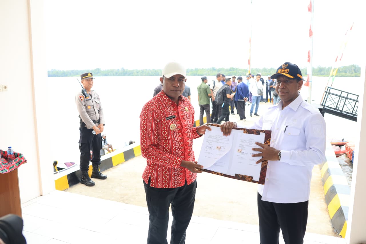 Gubernur Apolo Safanpo Serahkan Hibah Dermaga dan Terminal Penyebrangan Ewer-Agats