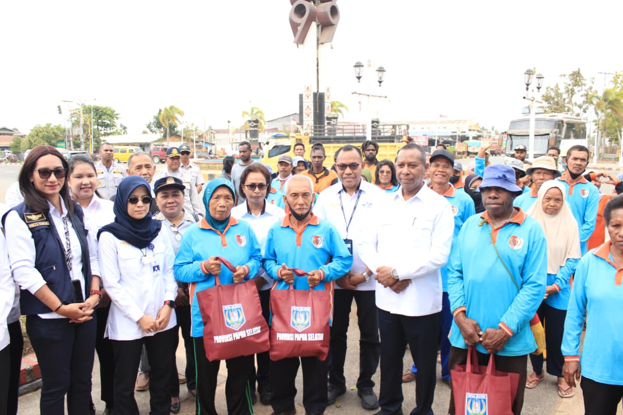 Pemprov Papua Selatan Serahkan Bingkisan Kepada 60 Petugas Kebersihan Jalan
