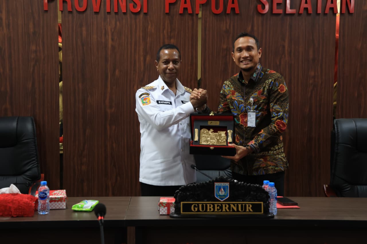 Gubernur Safanpo Minta Pertamina Tertibkan Distributor BBM Tidak Legal - Gambar 1