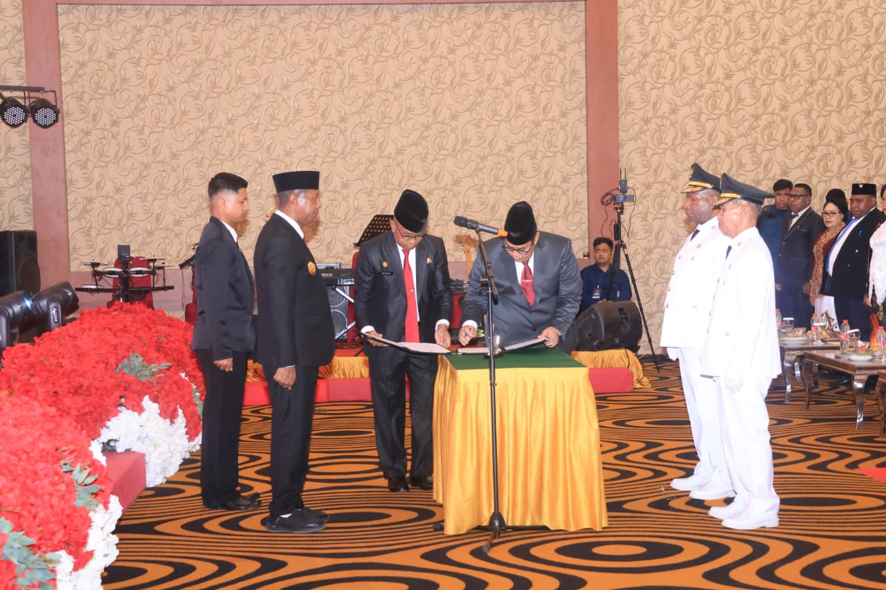 Gubernur Apolo Safanpo Lantik Bupati dan Wakil Bupati Boven Digoel Periode 2025–2030 - Gambar 2