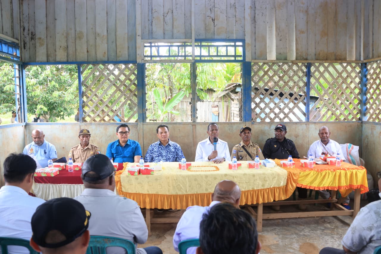 Gubernur Apolo Kunjungi Asiki, Berdialog dengan Warga Kampung Bemo Kalikao - Gambar 1