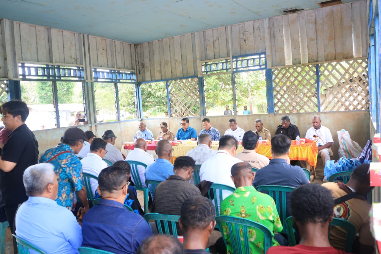 Gubernur Apolo Kunjungi Asiki, Berdialog dengan Warga Kampung Bemo Kalikao - Gambar 2