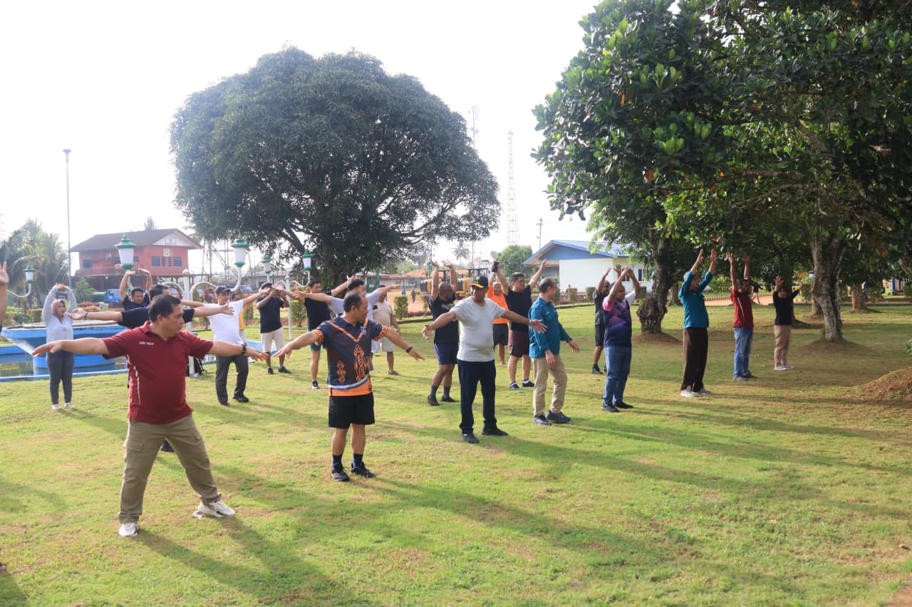 Gubernur Apolo Safanpo Senam Pagi Bersama Karyawan TSE Group di Asiki - Gambar 1