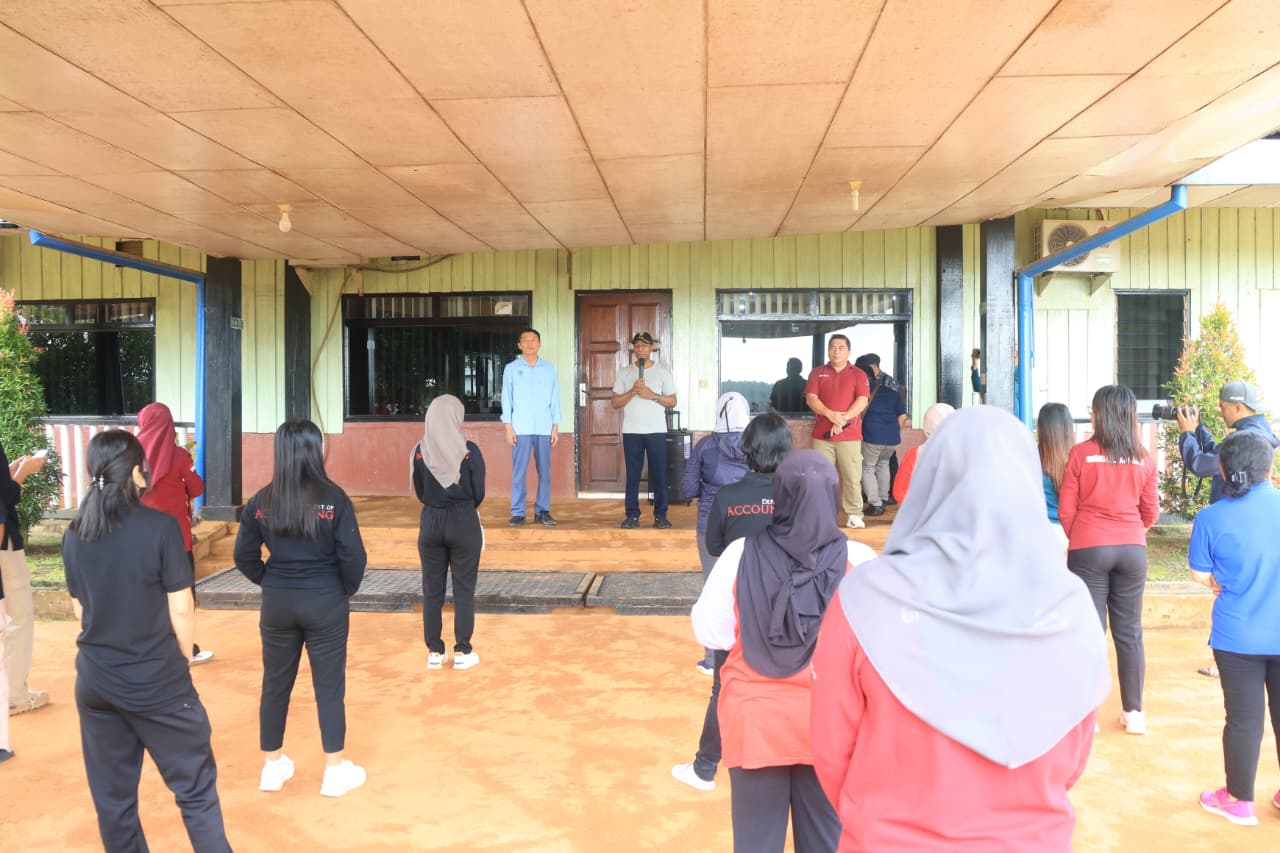 Gubernur Apolo Safanpo Senam Pagi Bersama Karyawan TSE Group di Asiki - Gambar 3