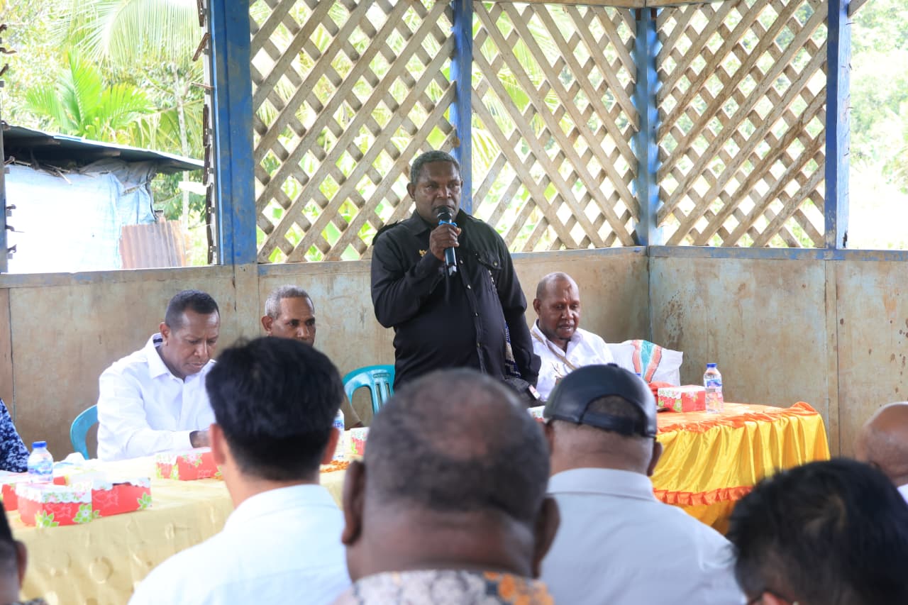 Gubernur Apolo Safanpo Dengar Aspirasi Warga Kali Kao, Tindak Lanjuti Permintaan Perumahan dan Kesehatan - Gambar 2