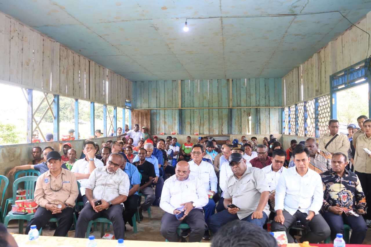 Gubernur Apolo Safanpo Dengar Aspirasi Warga Kali Kao, Tindak Lanjuti Permintaan Perumahan dan Kesehatan - Gambar 5