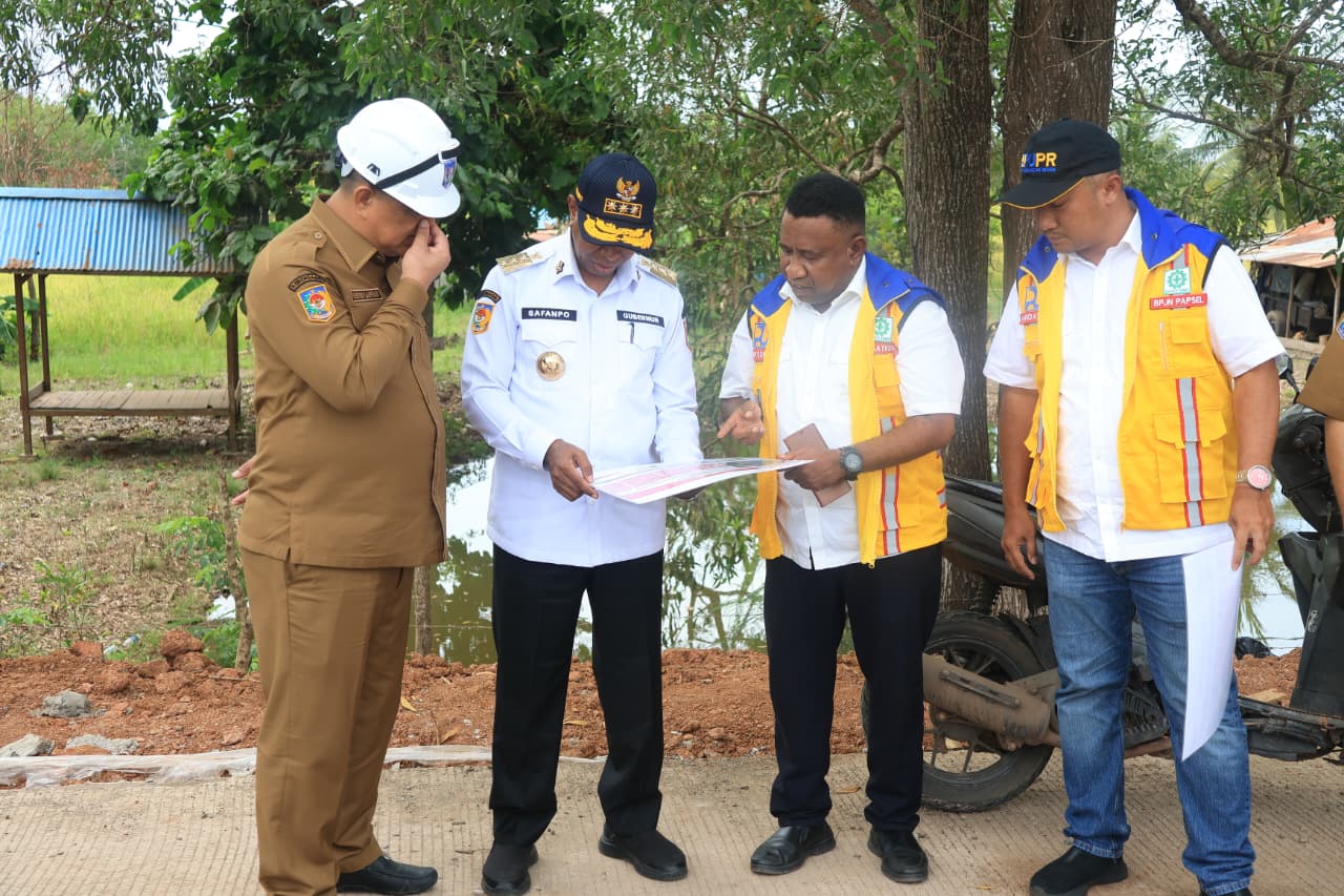 Gubernur Apolo Safanpo Tinjau Pembangunan Ruas Jalan Provinsi - Gambar 4