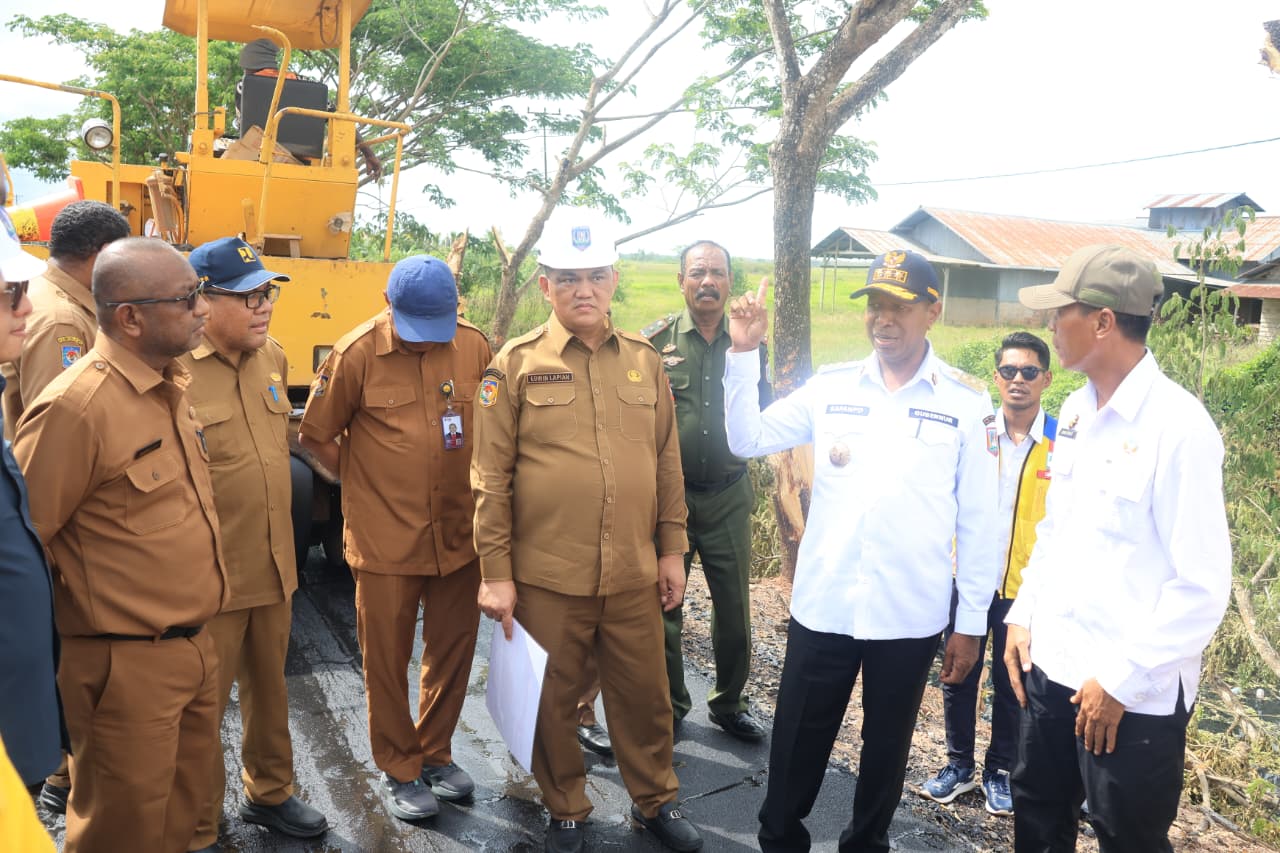 Gubernur Apolo Safanpo Tinjau Pembangunan Ruas Jalan Provinsi - Gambar 5