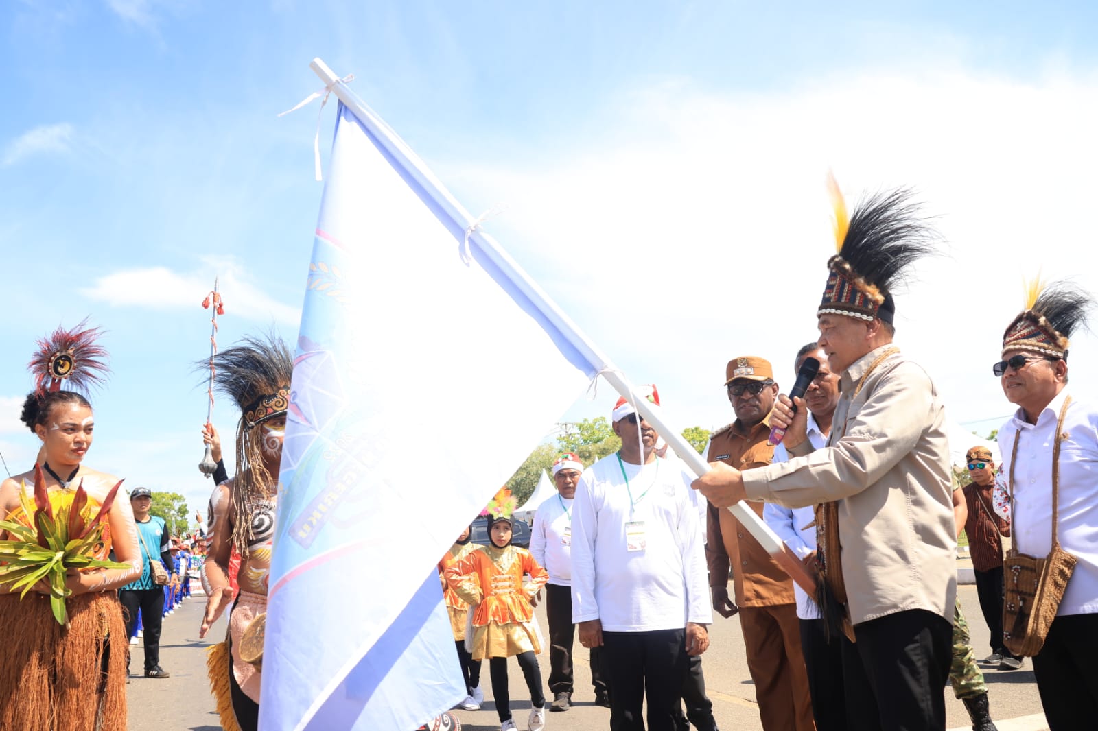 Gema Natal 2025 di Merauke: Menkopolhukam Puji Harmoni dan Solidaritas Masyarakat Papua Selatan - Gambar 3